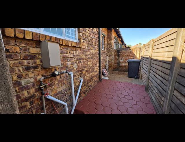 2 BEDROOM TOWNHOUSE FOR SALE IN DIE HOEWES
